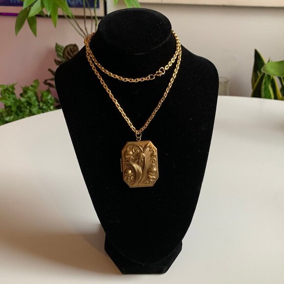 Jewelry - Vintage Brass Locket